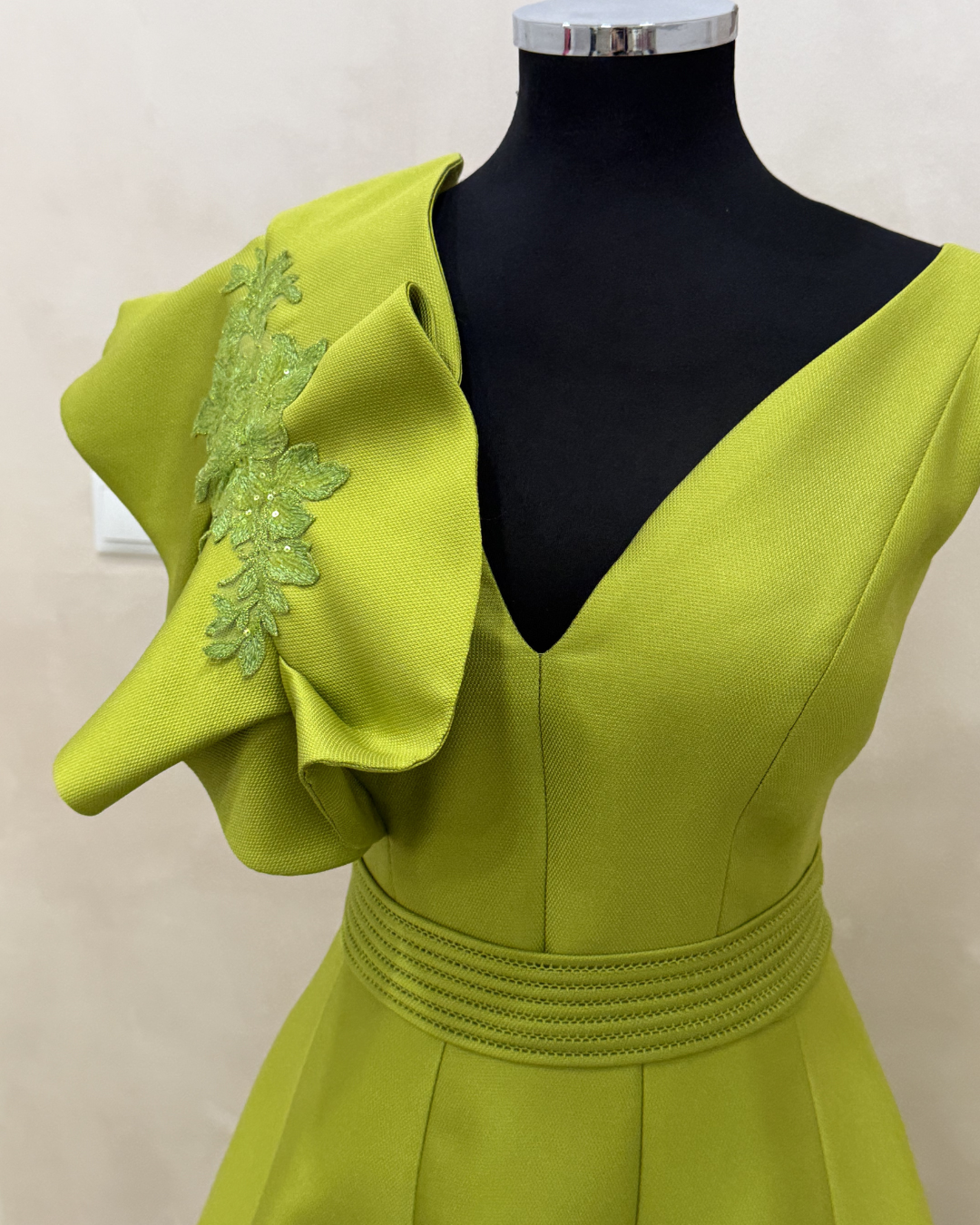Vestido de madrina largo verde con escote de pico - Talla 44 - Ref. 1001 - Imagen 3