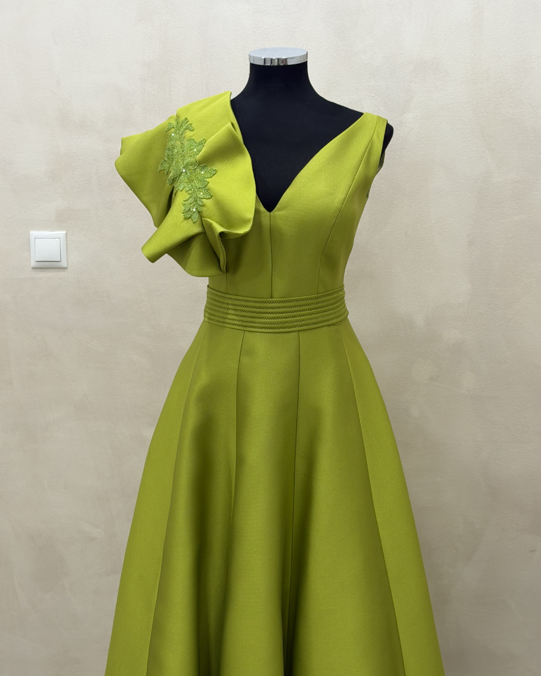 Vestido de madrina largo verde con escote de pico - Talla 44 - Ref. 1001 - Imagen 4
