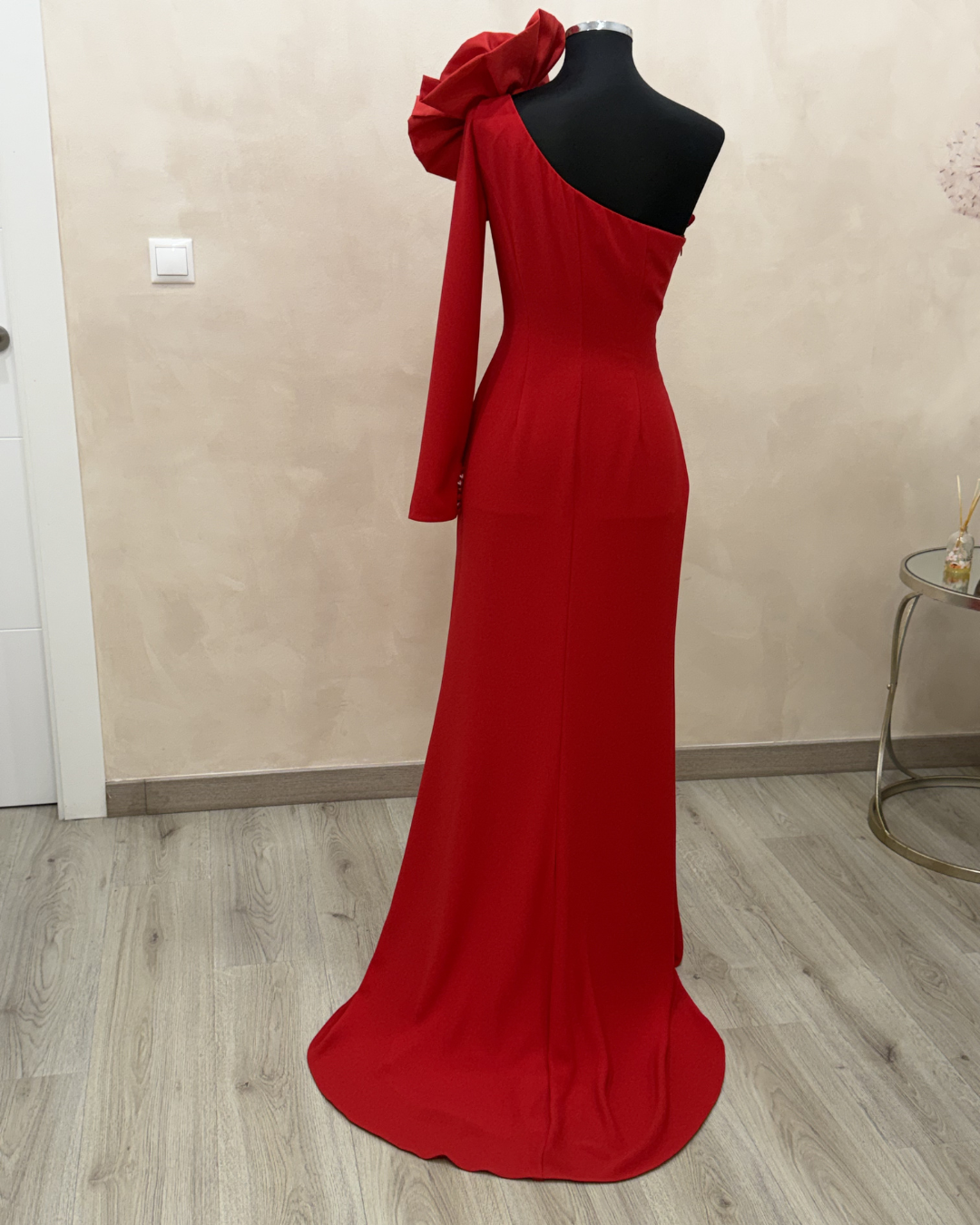 Vestido de madrina largo rojo asimétrico con flor - Talla 42 - Ref. 1002 - Imagen 4