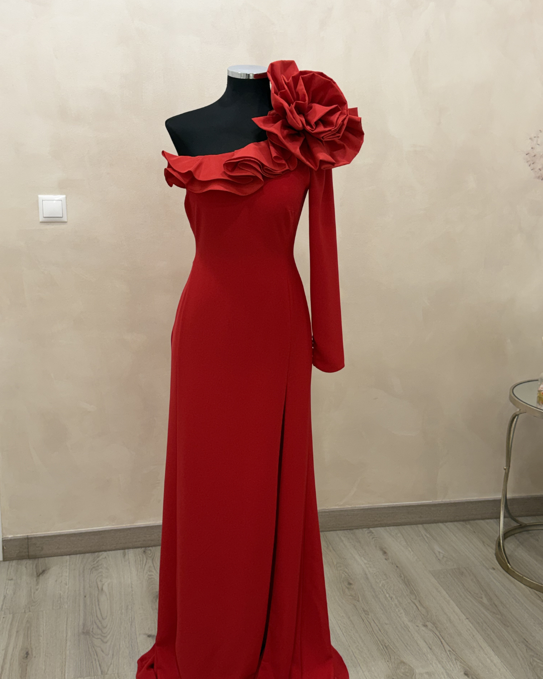 Vestido de madrina largo rojo asimétrico con flor - Talla 42 - Ref. 1002 - Imagen 2