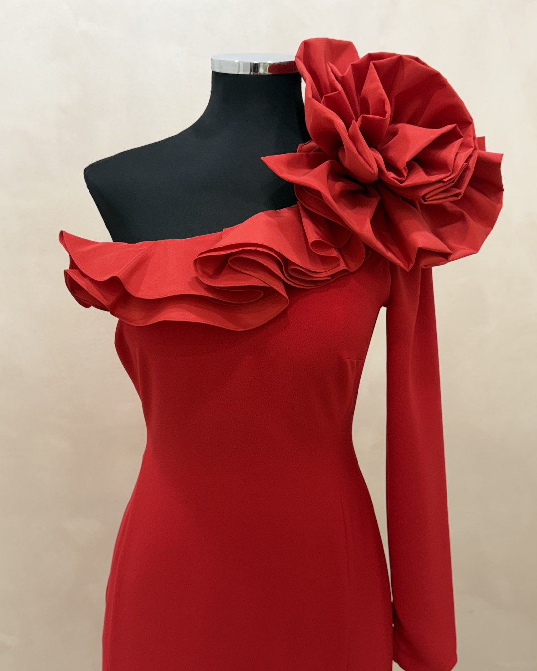 Vestido de madrina largo rojo asimétrico con flor - Talla 42 - Ref. 1002 - Imagen 3